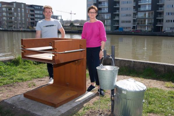 Schepenen Lothar Feys en Caroline Maertens bij de barbecue aan Wandel op de Mandel.© Frank Meurisse