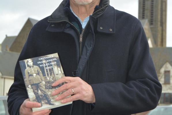 Na een geslaagde oorlogsroman waagde Roland Derveaux zich aan een herkenbare dichtbundel.© CLY