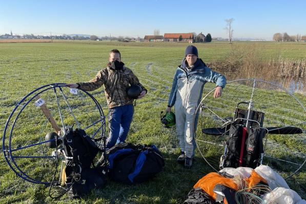 Mathieu Deramoudt en Korneel Neirynck hebben een passie voor paramotorvliegen en het speuren naar sporen uit het verleden.