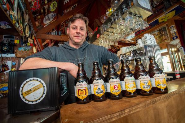 Jef Pirens brengt een sixpack uit samen met vijf andere brouwers. (foto Frank)©Frank Meurisse Frank Meurisse