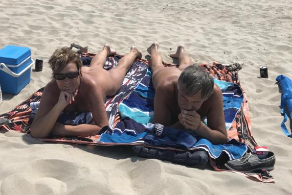 Zonnekloppers kunnen opnieuw in hun blootje zoonebaden op het strand van Bredene.©Jeffrey Roos (c) JR