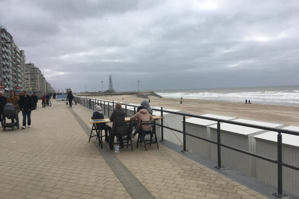 Een aantal enkelingen trotseerde weer en wind en verorberde de take-away frietjes of broodjes met zicht op zee.© foto LC