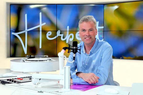 Herbert in de studio van MENT TV in Mariakerke bij Gent.© PADI/Daniël