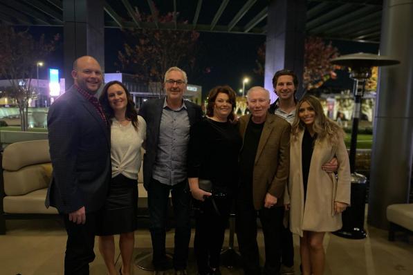 De familie Buyse in Dallas met zoon en zijn echtgenote Brittany, Filip met echtgenote Carey, de pa van Carey, jongste zoon Brent en zijn vriendin Camila. (gf)