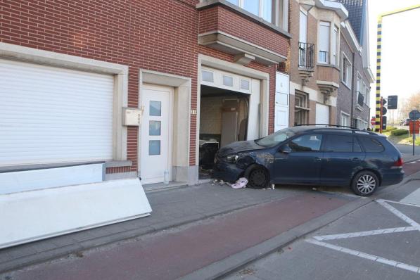 De wagen moest uit de garage getrokken worden.© ND