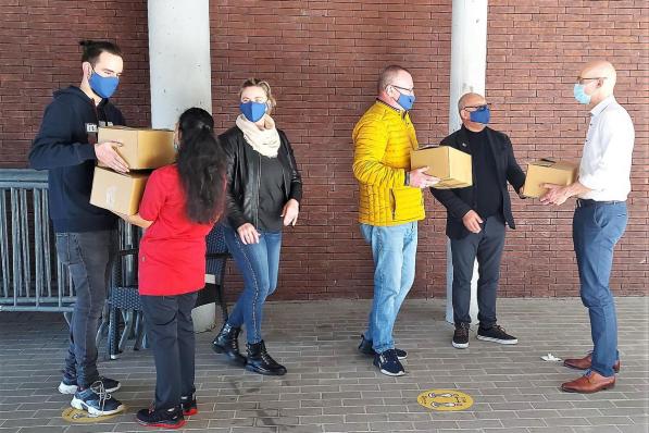 Team van Vlaams Belang Diksmuide bezorgde de bewoners van WZC Yserheem een paasattentie.© (Foto MVQ)