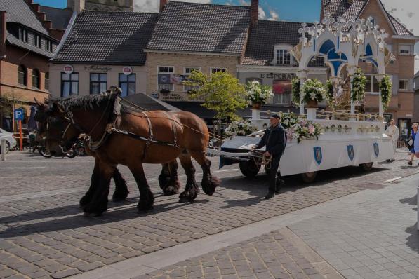 Vorig jaar vond een alternatieve Maria-Ommegang in Poperinge plaats waarbij het Mariabeeld op ‘haar alleenen’ het parcours aflegde.© MD