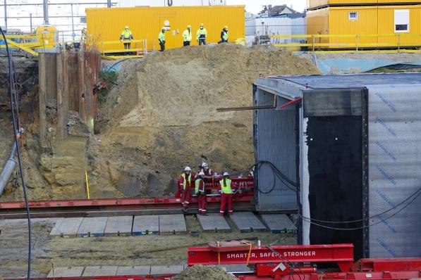 Een gespecialiseerde Nederlandse firma stond in voor het verplaatsen van de tunnel.© AN