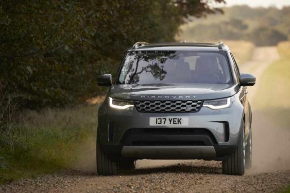 De nieuwste Land Rover Discovery pakt onder meer uit met nieuwe ledkoplampen en een hertekende voorbumper.© gf