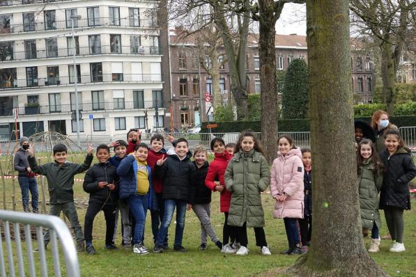 De kinderen mogen mee helpen om het terrein aan te leggen.© AN