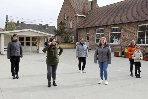 Ellen Hosten, Queenie Maertens, Liesbeth Van De Moortel, Mireille Demey en Natalie Tyteca met dochter Nona. Veronique Crombez en Hanne Bouraeve ontbreken.©GINO COGHE Foto Coghe