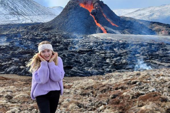 Lien aan de Fagradalsfjall, de vulkaan die op 19 maart lava begon te spuwen: “Ik moest mezelf even knijpen.”© gf
