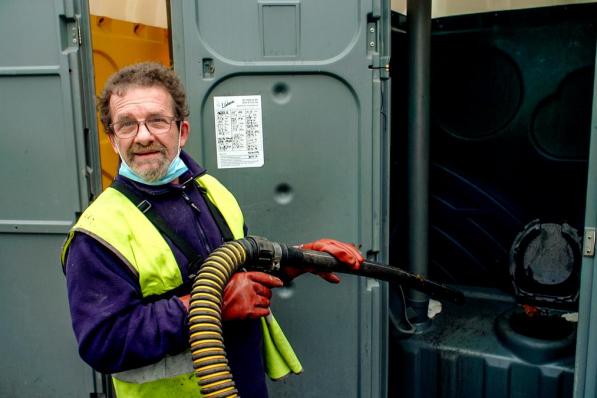 Een beeld uit ‘De Vuilste Jobs van Vlaanderen’: Willy moet de toiletten op de Transportzone schoonmaken.© foto VTM