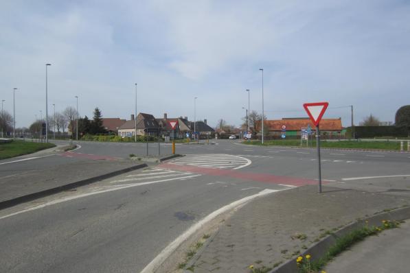 Op de N37 komen twee middeneilanden zodat fietsers veiliger kunnen oversteken.© RV