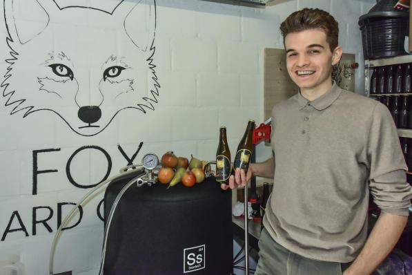 Maxime Claeys is de jongste deelnemer aan de streekgerechten- en productenwedstrijd. In zijn garage brouwt hij zijn Fox Cider.© Foto LVW