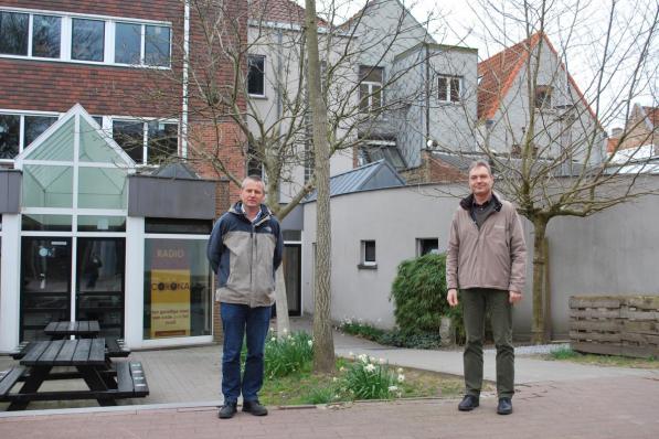 Directeur Diederik Maes en onderdirecteur Stefaan Lecomte aan de achterzijde van de huizen in de Wulfhagestraat. (foto PDC)