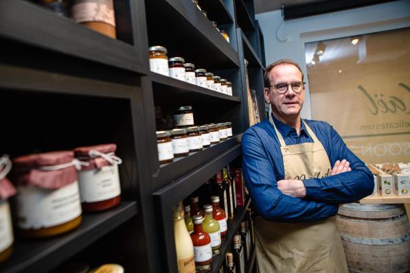 De gepassioneerde hobbykok Raphaël Boudolf poseert in zijn fonkelnieuwe zaak. (foto Davy Coghe)©Davy Coghe Davy Coghe