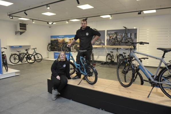 Chabelli en Niels in een deeltje van hun gloednieuwe fietsenzaak. (foto FODI)©PADI