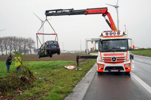 De auto werd uit de gracht getakeld.© CL