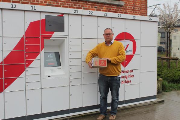 Tomas De Meyer haalt voorlopig zijn pakketje uit de pakjesautomaat in buurgemeente Kortemark.© JT
