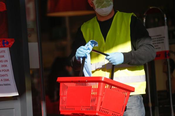 De winkelmandjes van Carrefour keren blijkbaar niet allemaal terug in de winkel.© Belga