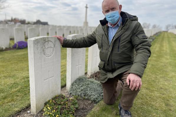 Freddy Declerck bij het naamloze grafzerk van Ernest Parry op Dochy Farm New British Cemetery in Langemark-Poelkapelle.© TP