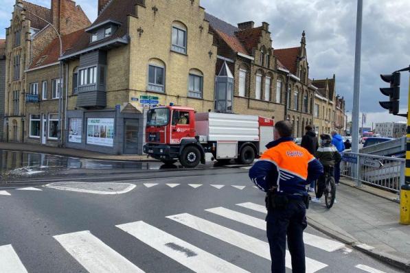 Brandweer kwam ter plaatse om het wegdek te reinigen.© JH