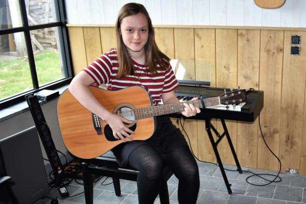 Yuma Claeys in haar muziekstudio thuis, waar ze aan haar muziekcarrière timmert.© foto TVW