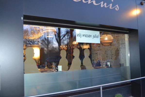 De kartonnen klanten in eethuis ‘De Ploatse’.© MVD