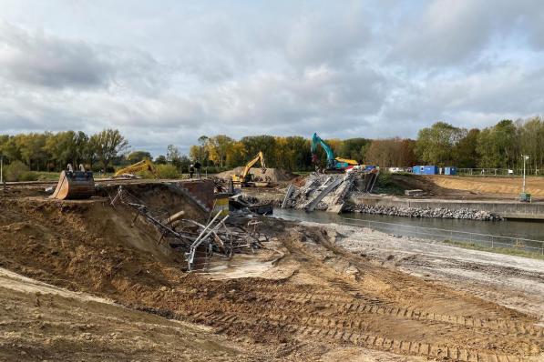De nieuwe brug wordt straks 100 meter lang.© Pieterjan Neirynck