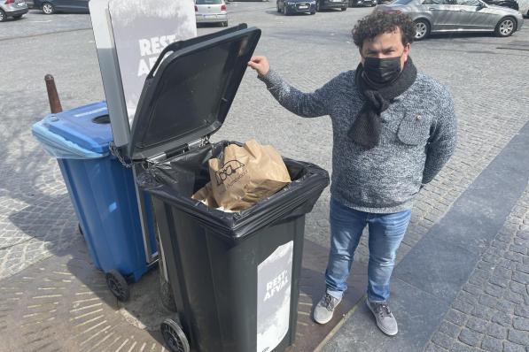 Valentijn Despeghel: “Tijdens de lockdownperiodes stelden we vast dat de bestaande vuilbakken bij de Grote Markt te snel vol zaten met verpakkingen van takeaway.”© TP