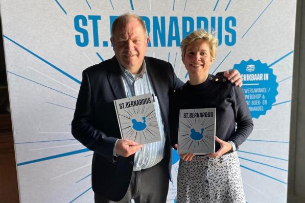 Hans en Julie Depypere tonen trots hun nieuwe boek over 75 jaar brouwerij Sint-Bernardus.© mdp