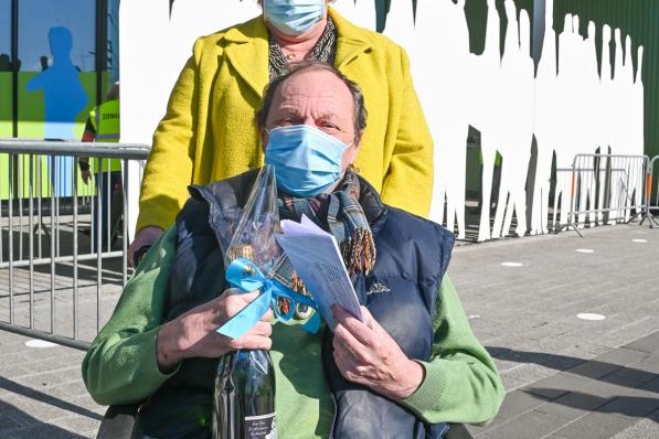 Gilles Brogniez kreeg de 10.000ste prik.©Sofhie Legein Sofhie Legein/gemeente Koksijde