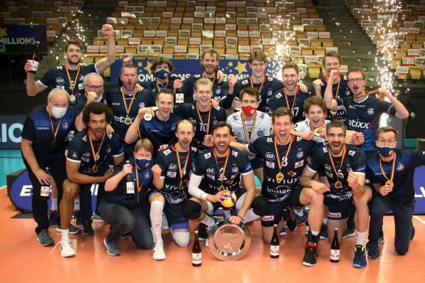 De vreugde bij de spelers was groot na afloop, het is al de twaalfde titel voor Knack Volley.© VDB