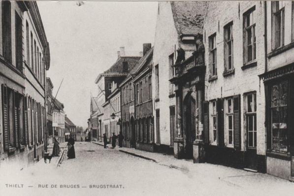 De Bruggestraat was vroeger al een centrumstraat.© foto De Roede van Tielt