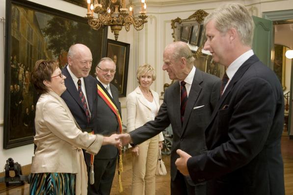 Prins Philip geeft een hand aan mevrouw Moenaert, de echtgenote van de Brugse burgemeester in 2006. We herkennen ook gouverneur Paul Breyne en Koning Filip. (Foto Stad Brugge)