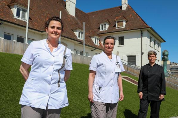 Hoofdverpleegkundige Stephanie Vanpoucke met collega's Sabrina Deschyver en Caroline Stevens (v.l.n.r.) ontvangen weer gasten in de Koninklijke Villa.©Peter MAENHOUDT