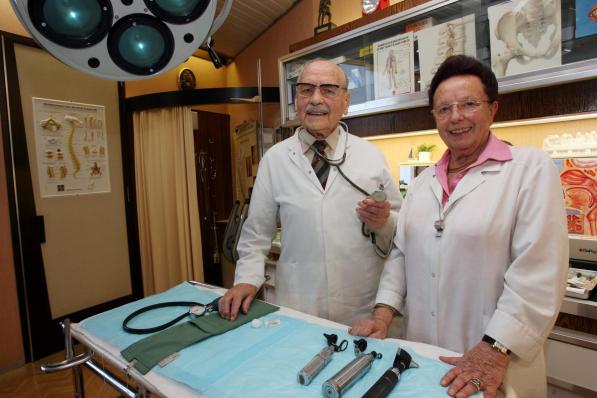 Dokter Egide Defever (87) en zijn zus Marie-Helène stoppen na maar liefst 66 jaar trouwe dienst met hun dokterspraktijk.© PETER MAENHOUDT/EFO