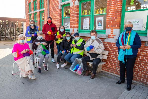 De gemeente Kortemark organiseert een Grote Breiactie om sjaals in de regenboogkleuren te maken.© Foto Kurt