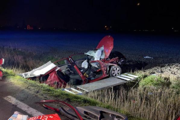 De passagier moest door de brandweer uit de auto bevrijd worden.© JV