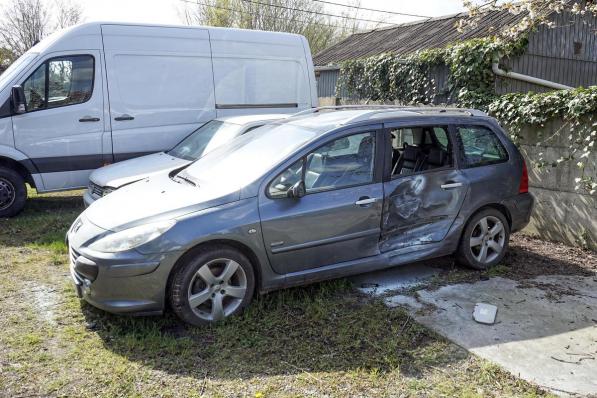 Delabie Motors zit met duizenden euro’s aan schade aan hun auto’s.© CLL