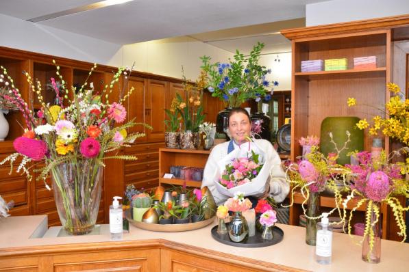 Floriste Liesbeth Vercruysse opende onlangs een bloemenzaak in de voormalige apotheek Accou, gelegen op het Kuurnse Marktplein.© BRU