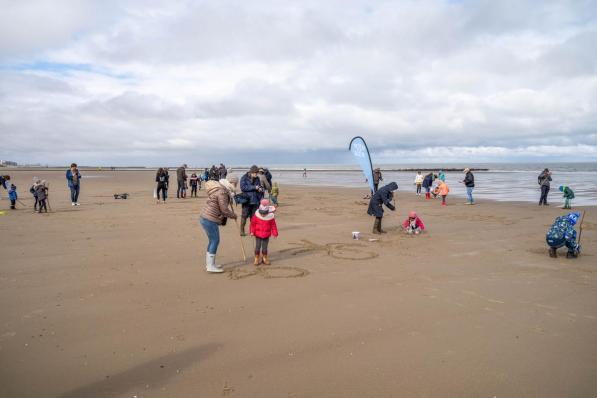 Samen leuke strandkunstwerkjes maken.© LC
