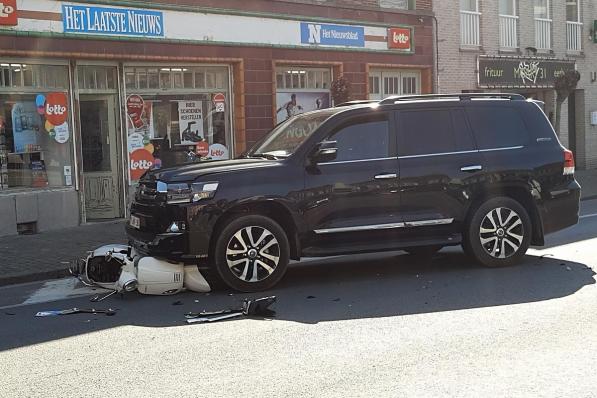 De bestuurster van de bromfiets raakte zwaargewond.© BF