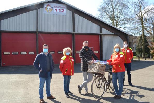 Schepen Vanderbeken en burgemeester Croes stelden aan de oude brandweerkazerne samen met bestuursleden Carl Neirynck, Christine Castelein en voorzitter Marijke Bossuyt de stickeractie voor.© MVD