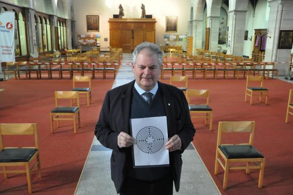 Deken Henk Laridon wou de kerk een extraatje geven. (foto PJN)