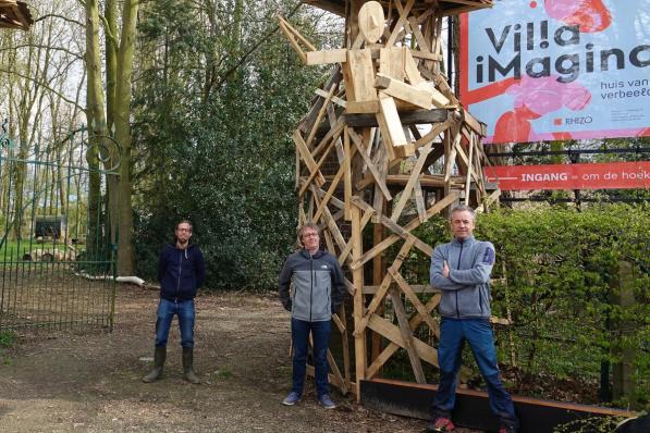 Stijn Defoort, Wim Verdonck en Joep Derie bij de draak. (foto AN)