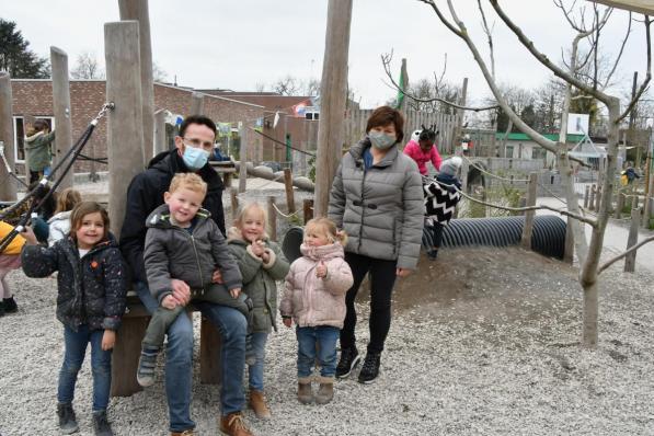 Meester Cedric Ryckaert van Sint-Paulus en Anja De Wit (adviseur communicatie Aquafin) met enkele kinderen op de klimaatspeelplaats van Sint-Paulus.© (Foto EDB)