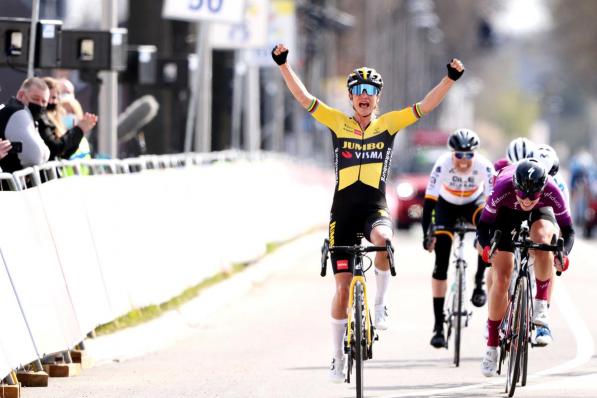 Marianne Vos viert haar overwinning tijdens de Amstel Gold Race Ladies Edition.© (Foto BELGA)