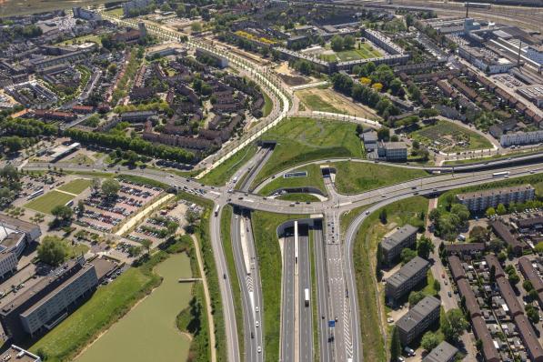 De noordelijke tunnelmonden. Het centrum van Maastricht ligt rechts. (foto Aron Nijs)©ARON NIJS FOTOGR FIE